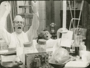 Photographie de plateau du film La Folie du docteur Tube d'Abel Gance , 1915